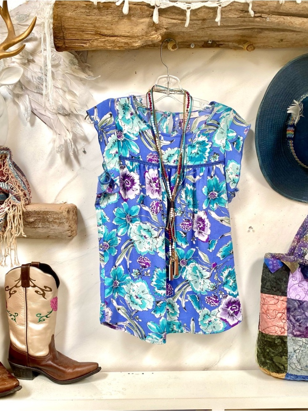 Beautiful ruffled sleeves boho floral blouse w shabby chic resort vacay vibe